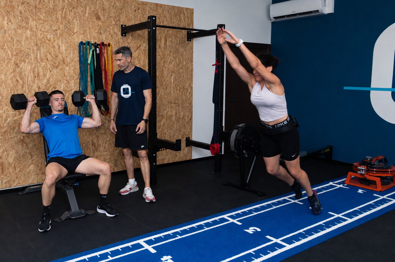 Grupo reducido realizando entrenamiento funcional en APTO