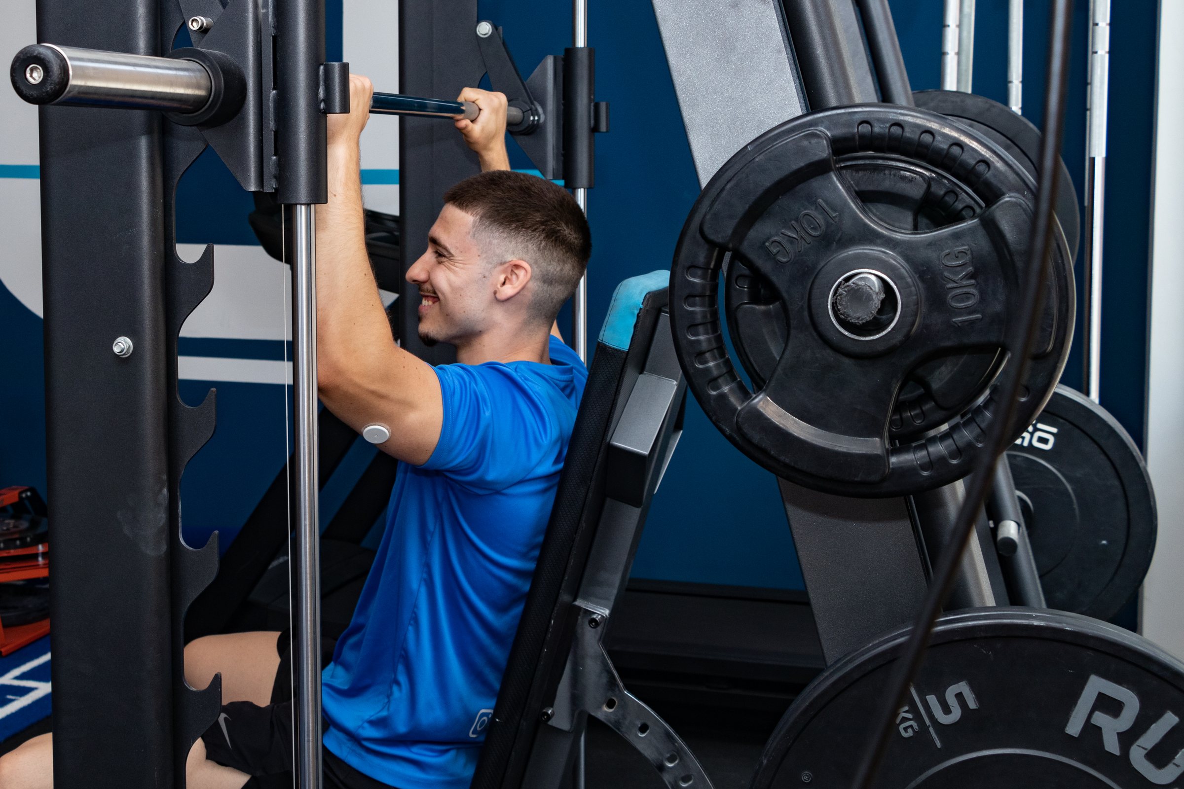 Trabajo de fuerza en maquina durante preparacion deportiva